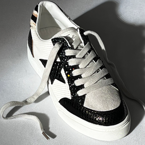 BLACK STAR TRAINER Olivia Hapton